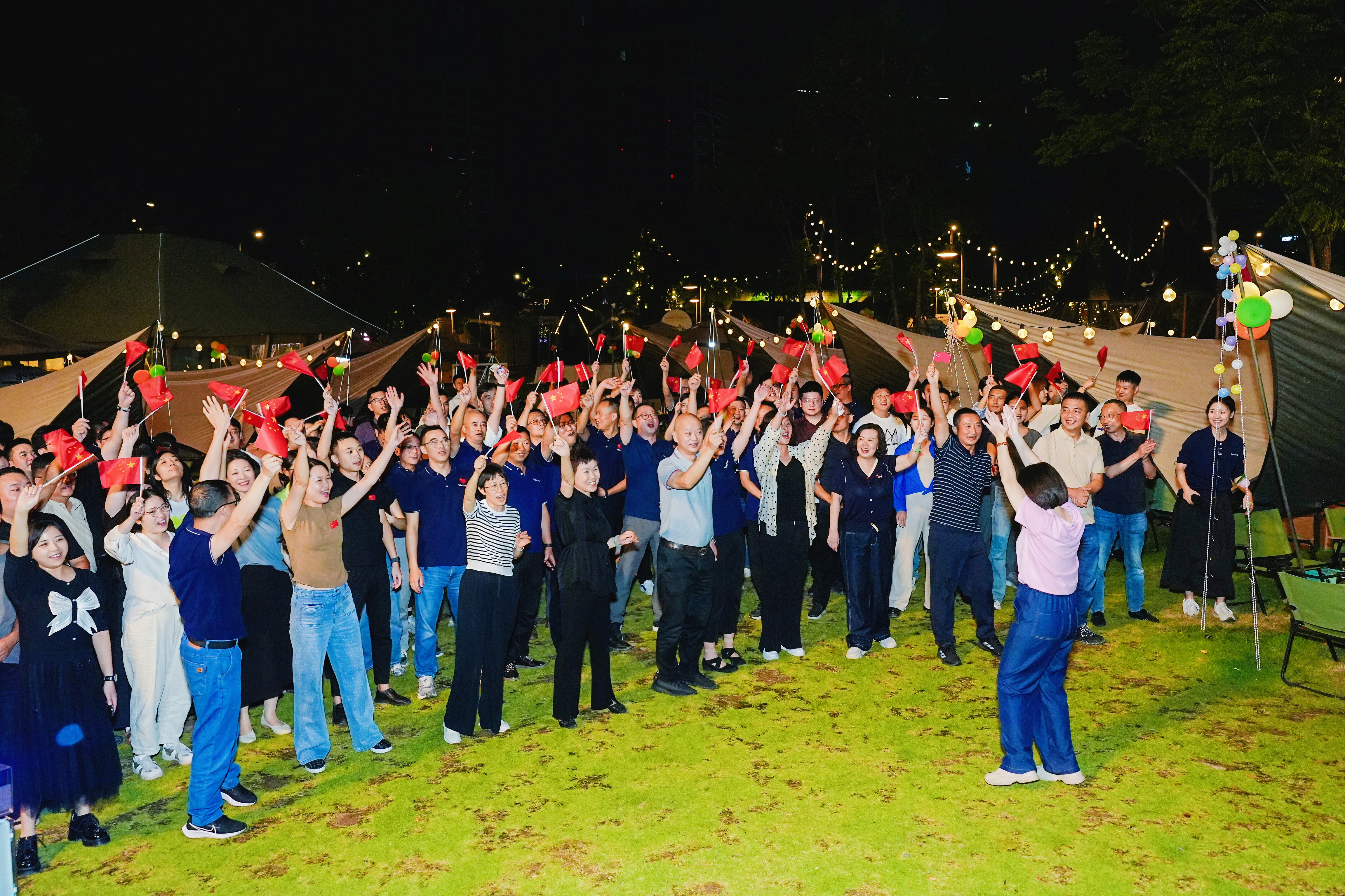 热烈庆祝中华人民共和国成立76周年！