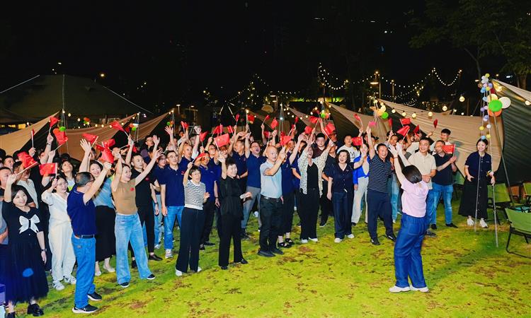 热烈庆祝中华人民共和国成立76周年！